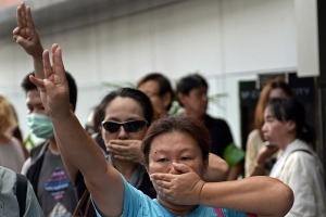 thailand-three-fingers-salute-hunger-games